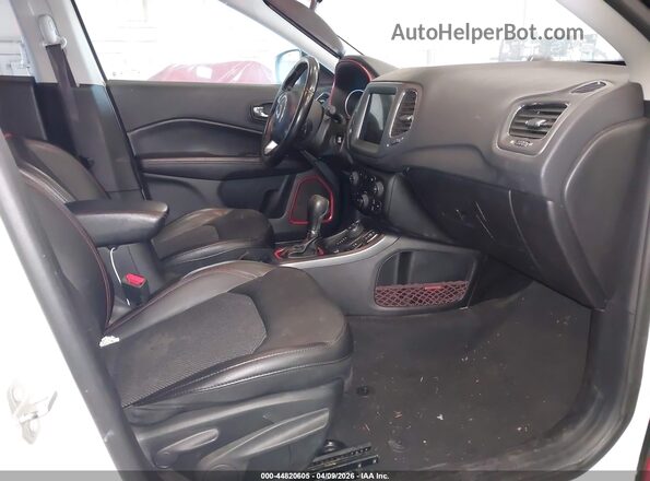 3C4NJDDB2LT184628 2020 JEEP COMPASS Белый Вид салона спереди