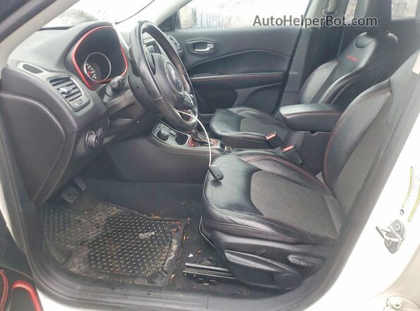 3C4NJDDB3LT207799 2020 JEEP COMPASS Белый Вид салона спереди