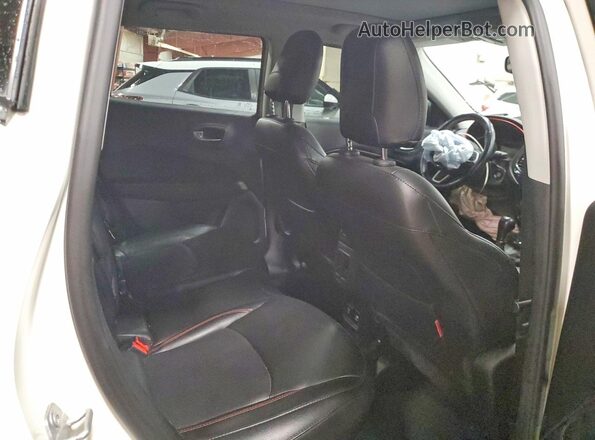 3C4NJDDB9KT629316 2019 JEEP COMPASS Белый Вид задней части салона