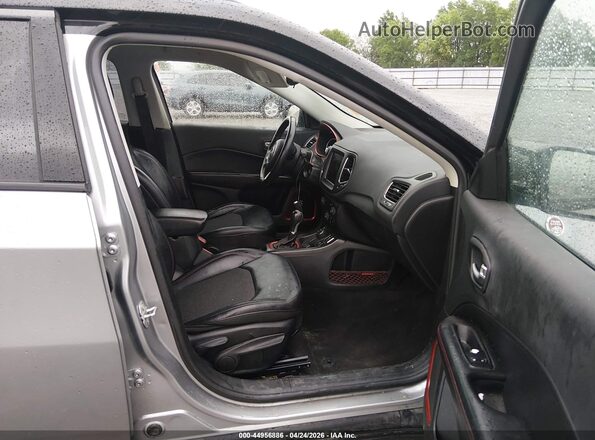 3C4NJDDB9KT733224 2019 JEEP COMPASS Серебряный Вид салона спереди