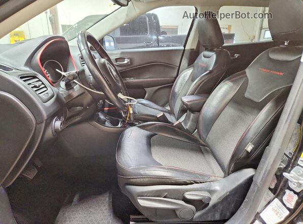 3C4NJDDBXKT765602 2019 JEEP COMPASS Black Widok wnętrza z przodu