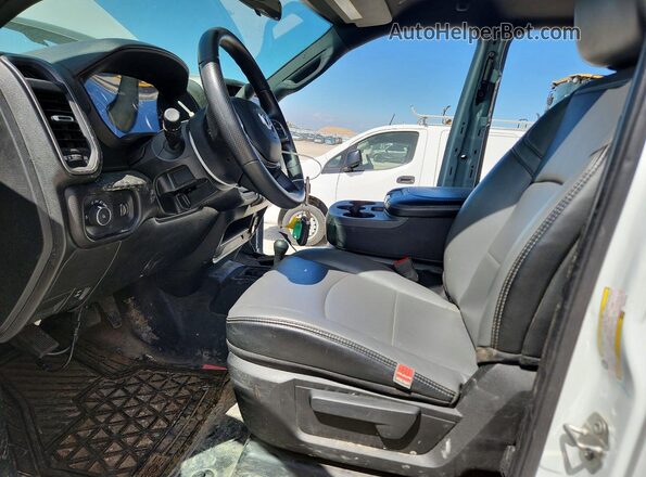 3C6UR5CL0RG223746 2024 RAM 2500 Белый Вид салона спереди