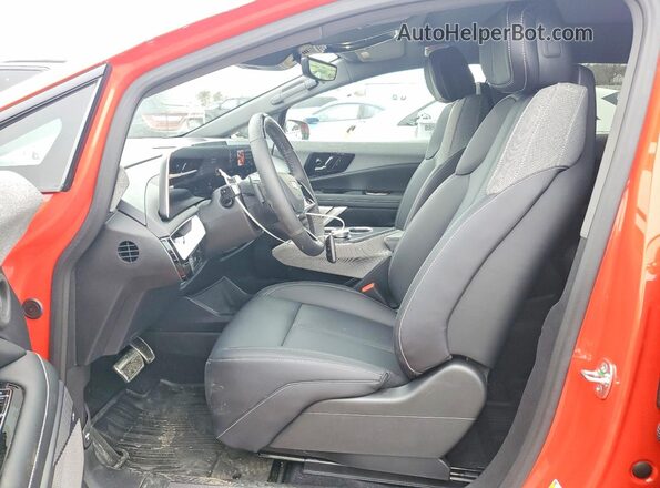 3GYK3EMR4SS254693 2025 CADILLAC OPTIQ Оранжевый Вид салона спереди