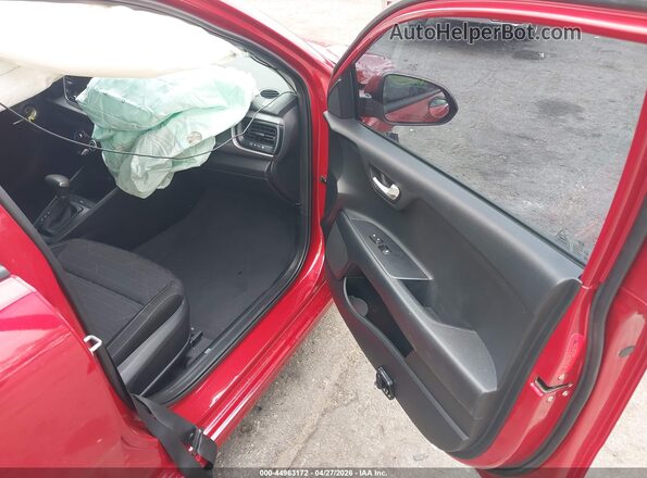 3KPA24AD2ME404793 2021 KIA RIO Красный Вид салона спереди