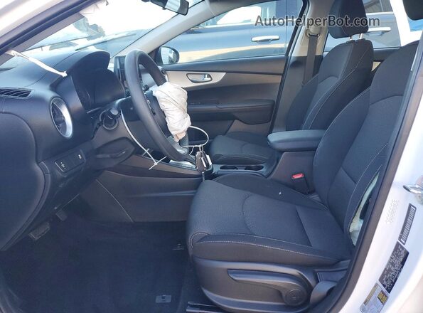 3KPF24AD2RE793352 2024 KIA FORTE Белый Вид салона спереди