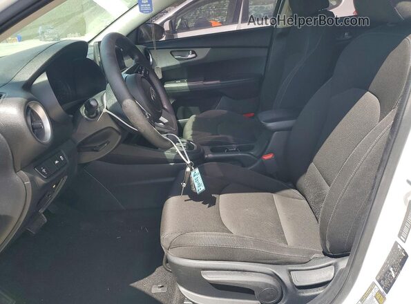 3KPF24AD3ME299316 2021 KIA FORTE Белый Вид салона спереди