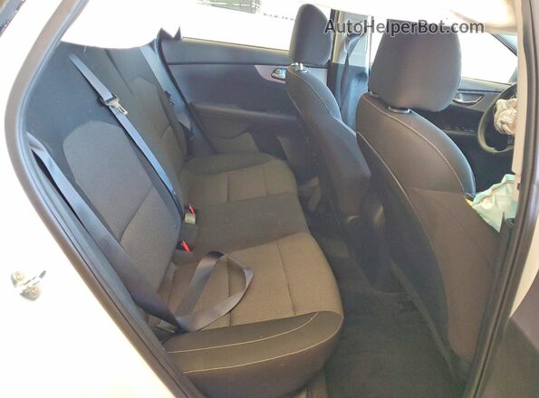 3KPF24AD8NE466237 2022 KIA FORTE White Widok tylnych siedzeń