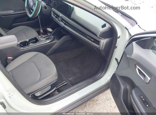 3KPFT4DE2SE025362 2025 KIA K4 Gray Вид салону спереду