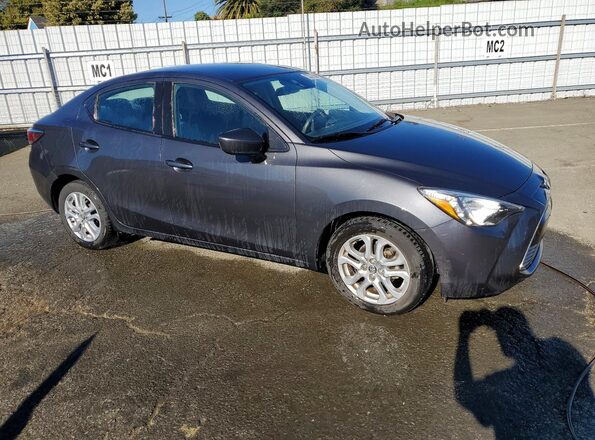 3MYDLBYV1JY309585 2018 TOYOTA YARIS Угольный Передняя правая четверть