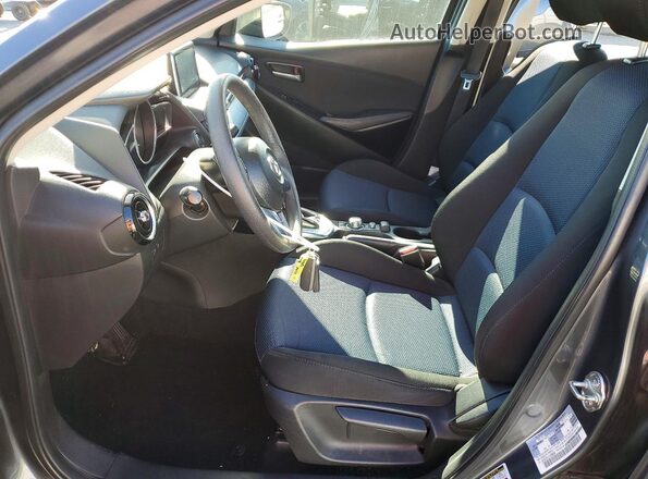 3MYDLBYV1JY309585 2018 TOYOTA YARIS Угольный Вид салона спереди