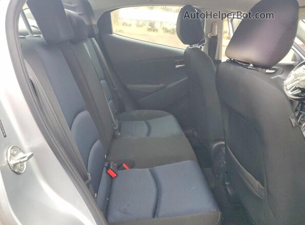 3MYDLBYV6JY310179 2018 TOYOTA YARIS Серебряный Вид задних сидений