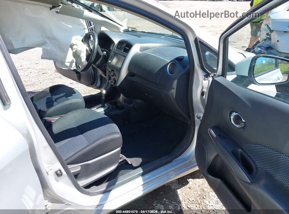 3N1CE2CP4KL358701 2019 NISSAN VERSA NOTE Серебряный Вид салона спереди