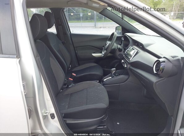 3N1CP5CUXKL509770 2019 NISSAN KICKS Серебряный Вид салона спереди