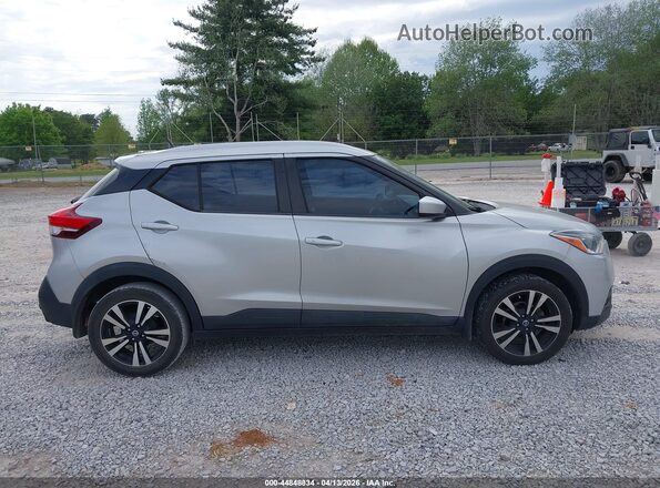 3N1CP5CUXKL509770 2019 NISSAN KICKS Серебряный Вид задней части салона