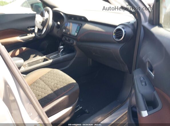 3N1CP5DV8PL487752 2023 NISSAN KICKS Серый Вид салона спереди