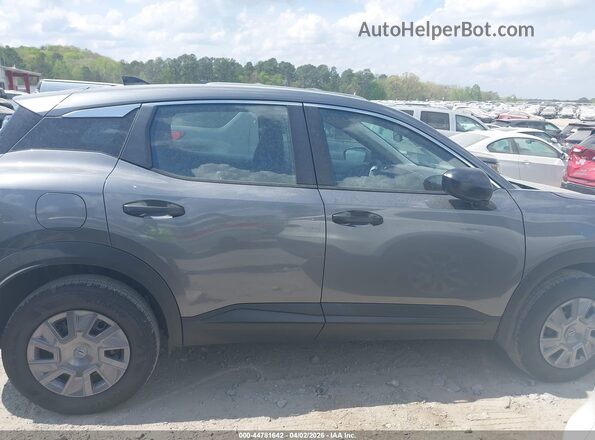 3N8AP6BE1TL370736 2026 NISSAN KICKS Gray Սալոնի հետևի տեսք