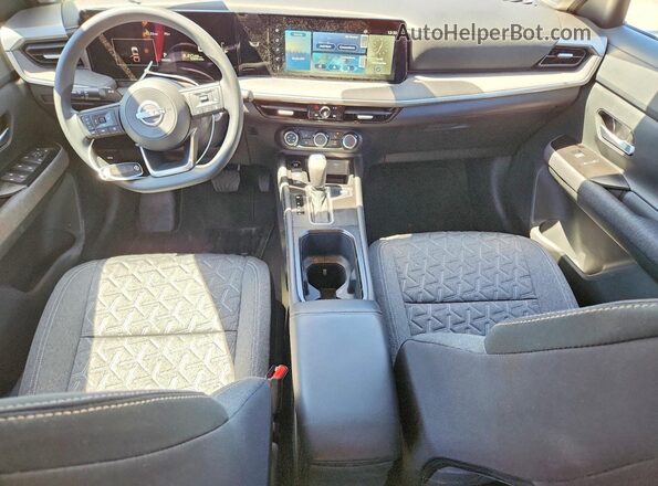 3N8AP6CB9SL406708 2025 NISSAN KICKS Red Vista del salpicadero