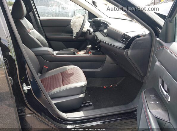 3N8AP6DB7SL338410 2025 NISSAN KICKS Black Widok wnętrza z przodu