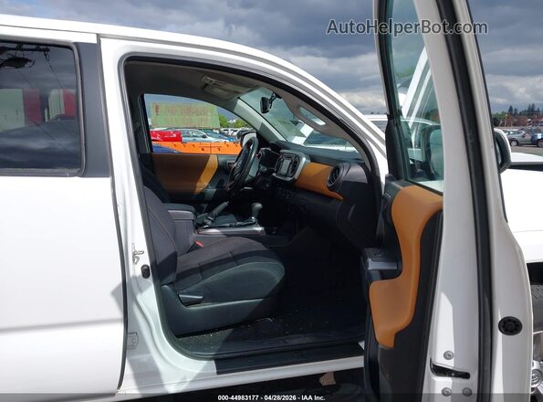 3TMBZ5DN5HM007973 2017 TOYOTA TACOMA White Widok wnętrza z przodu