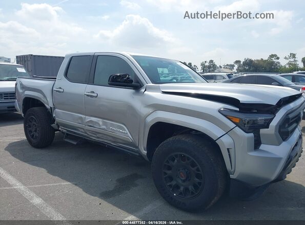 3TMKB5FN2TM055697 2026 TOYOTA TACOMA Silver Widok wnętrza z tyłu