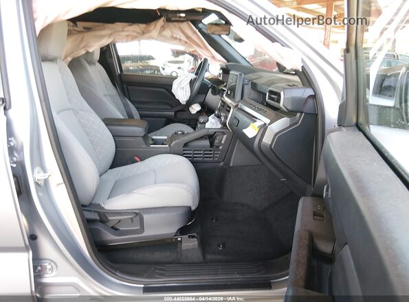 3TMLB5JN5TM246901 2026 TOYOTA TACOMA Silver Widok wnętrza z przodu