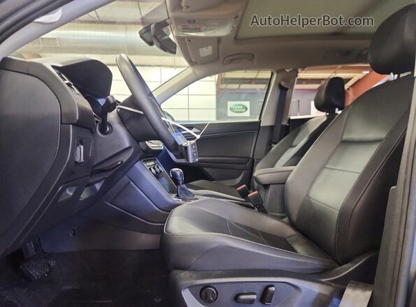 3VV2B7AX3LM139078 2020 VOLKSWAGEN TIGUAN Серый Вид салона спереди