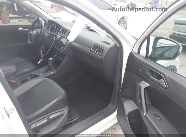 3VV3B7AX7JM005840 2018 VOLKSWAGEN TIGUAN Белый Вид салона спереди