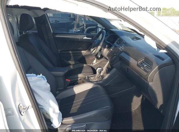 3VV8B7AX0NM086501 2022 VOLKSWAGEN TIGUAN White Widok wnętrza z przodu