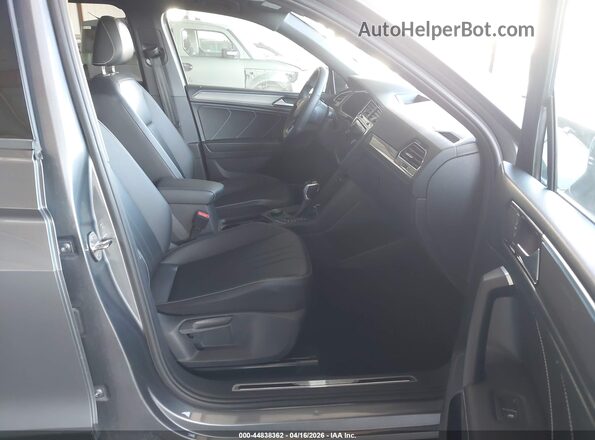 3VV8B7AX1NM102964 2022 VOLKSWAGEN TIGUAN Серый Вид салона спереди