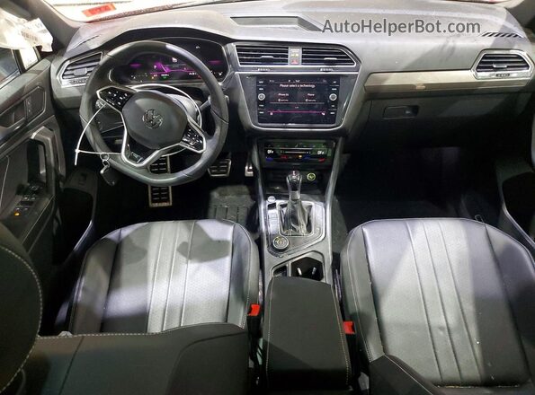 3VV8B7AX9RM228141 2024 VOLKSWAGEN TIGUAN Красный Вид панели приборов