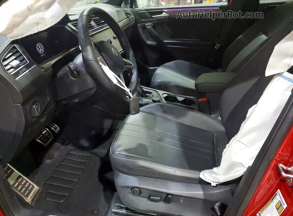 3VV8B7AX9RM228141 2024 VOLKSWAGEN TIGUAN Красный Вид салона спереди