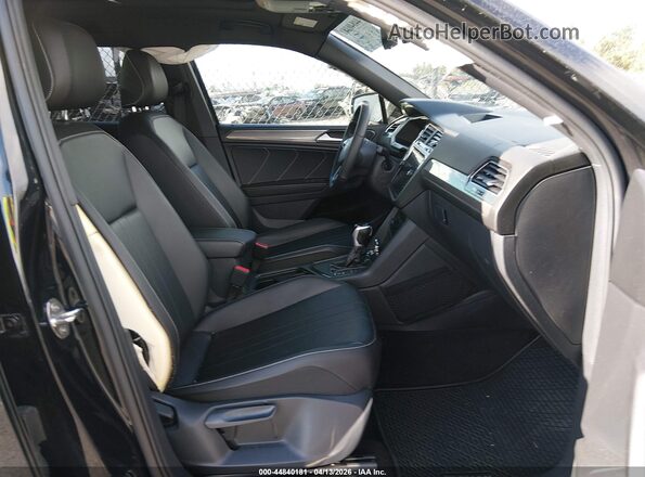 3VVCB7AX4NM140165 2022 VOLKSWAGEN TIGUAN Black Вид салону спереду