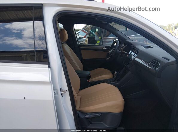 3VVCB7AX9RM204481 2024 VOLKSWAGEN TIGUAN White Front interior view