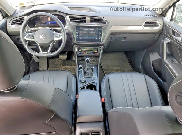 3VVMB7AX7RM175681 2024 VOLKSWAGEN TIGUAN Silver Widok deski rozdzielczej