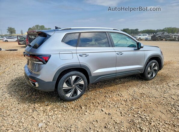 3VVVC7B24TM000574 2026 VOLKSWAGEN TAOS Silver Հետևի աջ