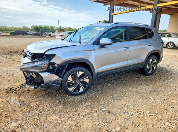 3VVVC7B24TM000574 2026 VOLKSWAGEN TAOS Silver Առջևի ձախ երեք քառորդ տեսարան