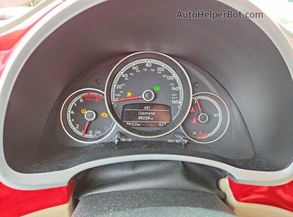 3VWJD7AT9JM712416 2018 VOLKSWAGEN BEETLE Red Вид щитка приладів