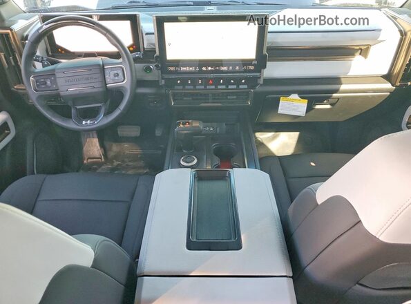 1GKB0NDE2RU104964 2024 GMC HUMMER Silver Widok zestawu wskaźników