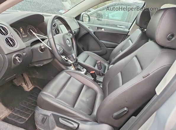 WVGBV7AX1HK000423 2017 VOLKSWAGEN TIGUAN Серебряный Вид панели приборов