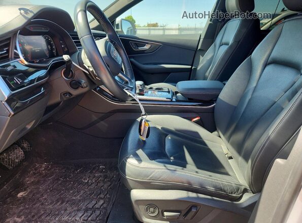 WA1CVAF18KD014559 2019 AUDI Q8 White Вид панелі приладів