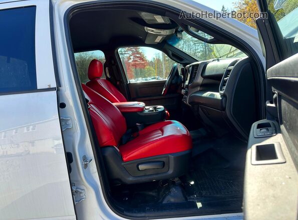 3C7WRTCL5NG108014 2022 RAM 3500 White Vista del salpicadero