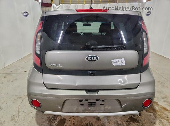 KNDJP3A54J7535109 2018 KIA SOUL Серый Вид салона спереди