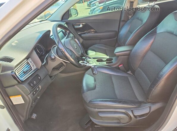 KNDCC3LCXH5059969 2017 KIA NIRO Белый Вид панели приборов