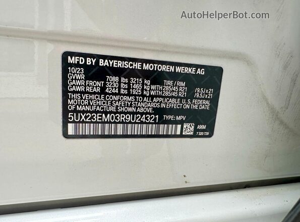 5UX23EM03R9U24321 2024 BMW X7 White Widok wnętrza z tyłu
