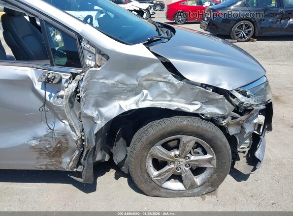 5FNRL6H71JB058642 2018 HONDA ODYSSEY Silver Widok z przodu