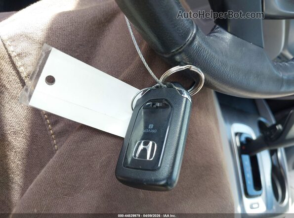 5FNYF5H59JB024993 2018 HONDA PILOT Серебряный Вид панели приборов