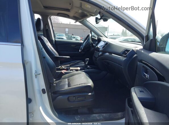 5FPYK3F71KB017498 2019 HONDA RIDGELINE White Front interior view