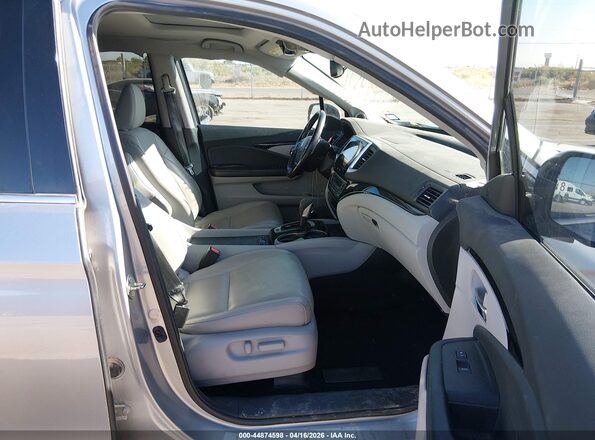 5FPYK3F76HB011799 2017 HONDA RIDGELINE Silver Front interior view