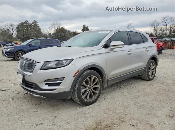 5LMCJ2C90KUL06877 2019 LINCOLN MKC Серебряный Передняя левая четверть