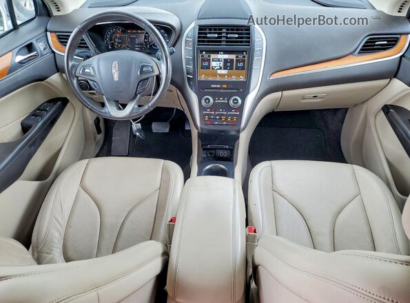5LMCJ2C94KUL02007 2019 LINCOLN MKC Белый Вид панели приборов